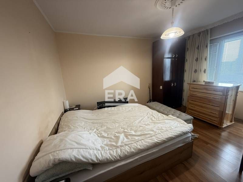 Просторен четиристаен апартамент в санирана жилищна сграда, ж.к. Родинa