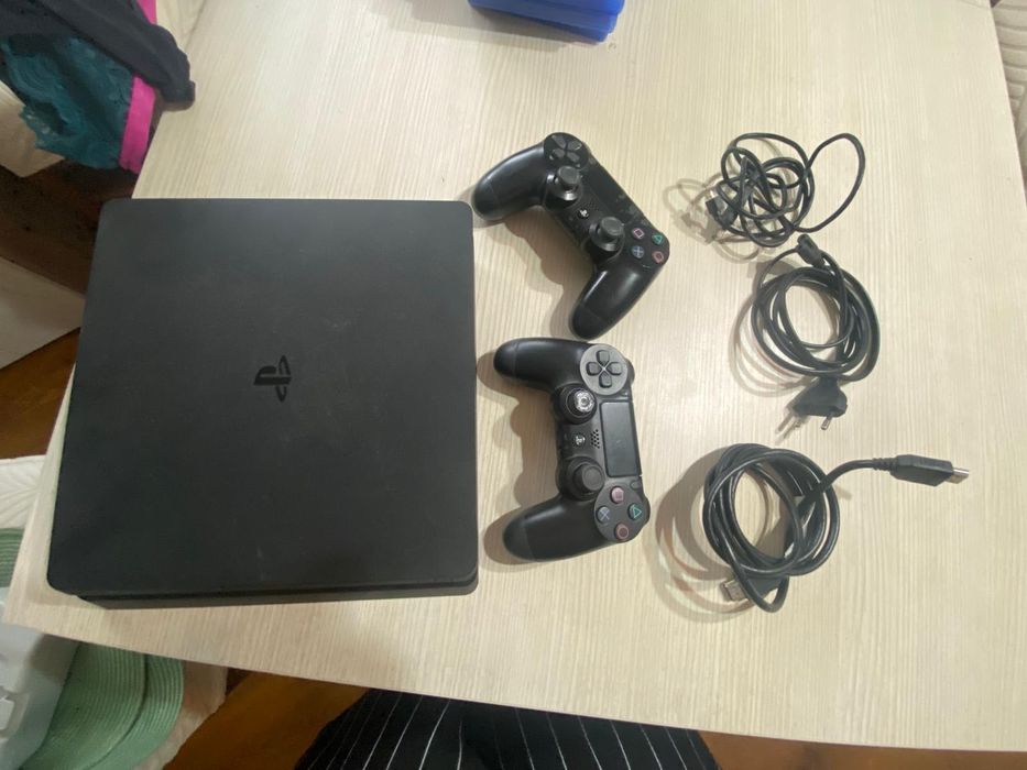 Play Station 4 slim
