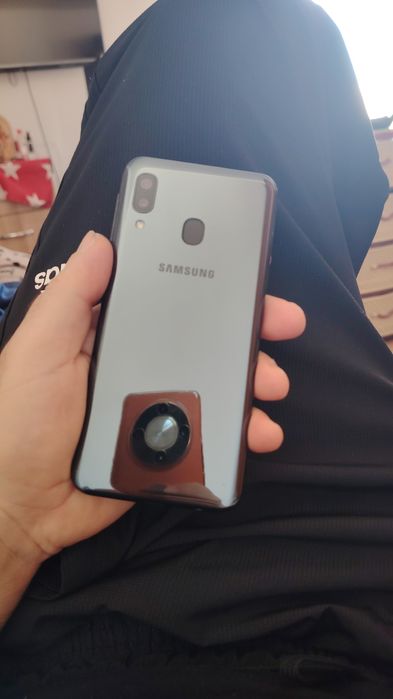 Samsung a20 e arata foarte bine