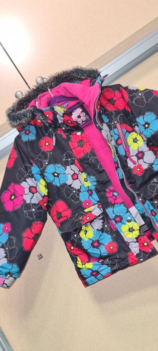 Продам куртки  для девочки.