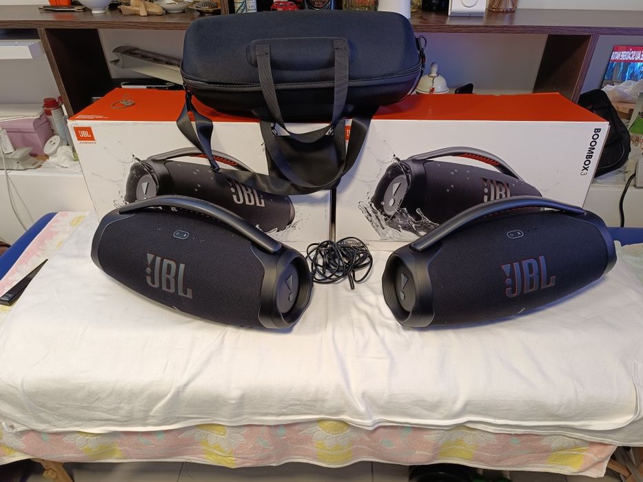 Vând 2 boxe JBL boombox3, 180w, plus un Etui.