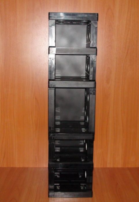 Винтажная полка-подставка из видеокассет