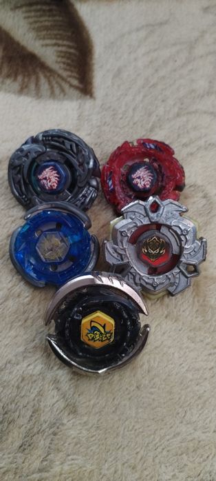 Vând set Beyblade