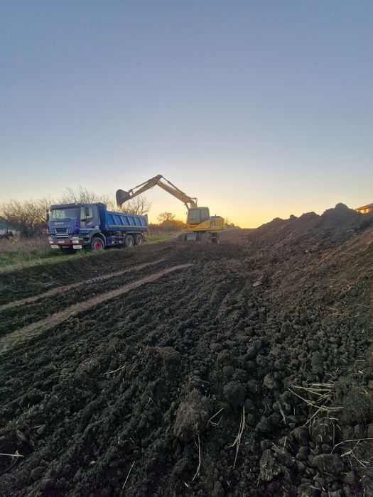 Pamant negru vegetal, utilaje pentru Nivelare excavator buldoexcavator