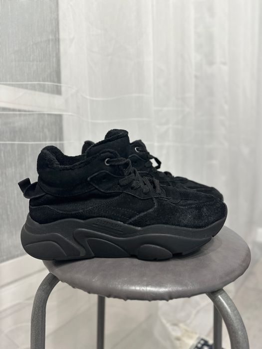 Продам кроссовки женские