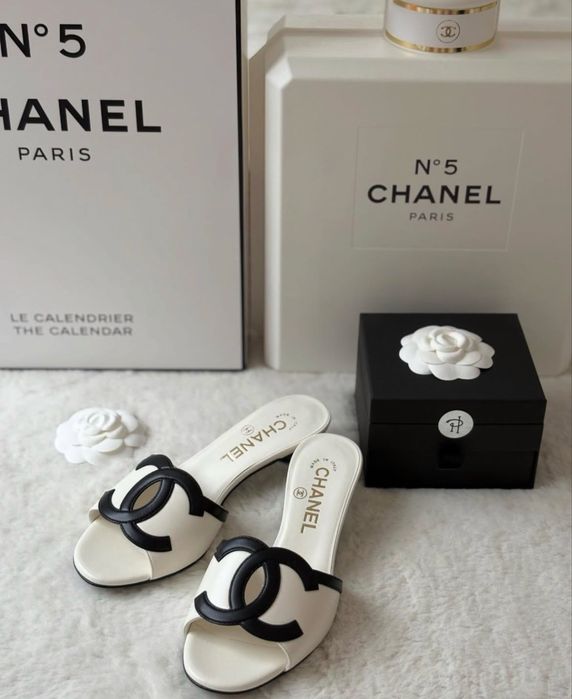 Papuci Chanel 26 din piele de vitel pe stoc