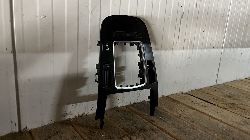 Лайстна около скоростен лост Audi Q5 (2008-2012)