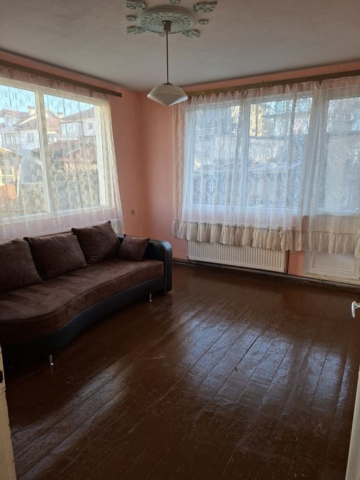 ЕТАЖ от фамилнакъща,  гараж и двор. Целият имот е необитаем.