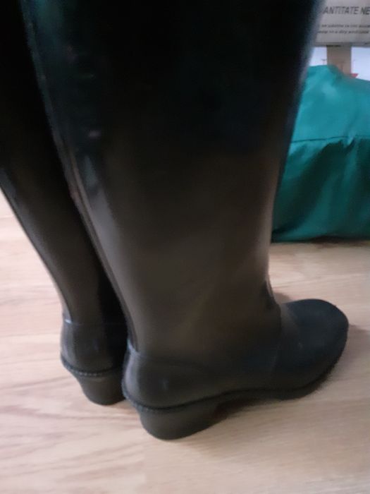 Vând Cizme dama noi.