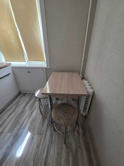 Продам стол табуретки