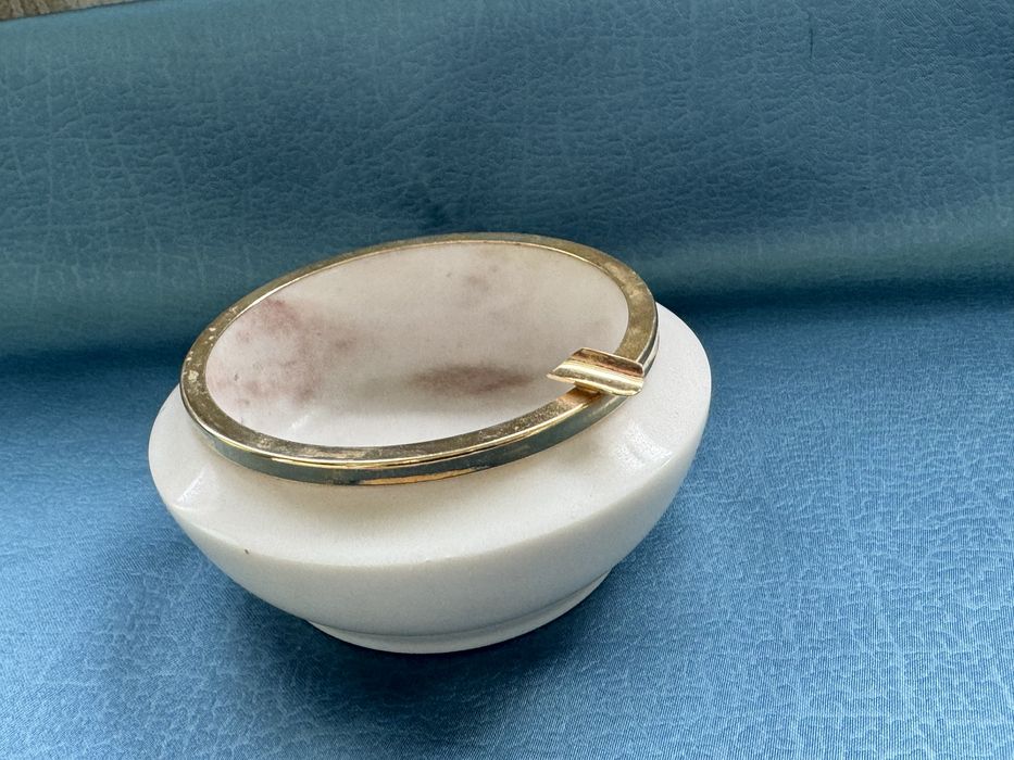 Мраморен пепелник , масивен , с месингов обков