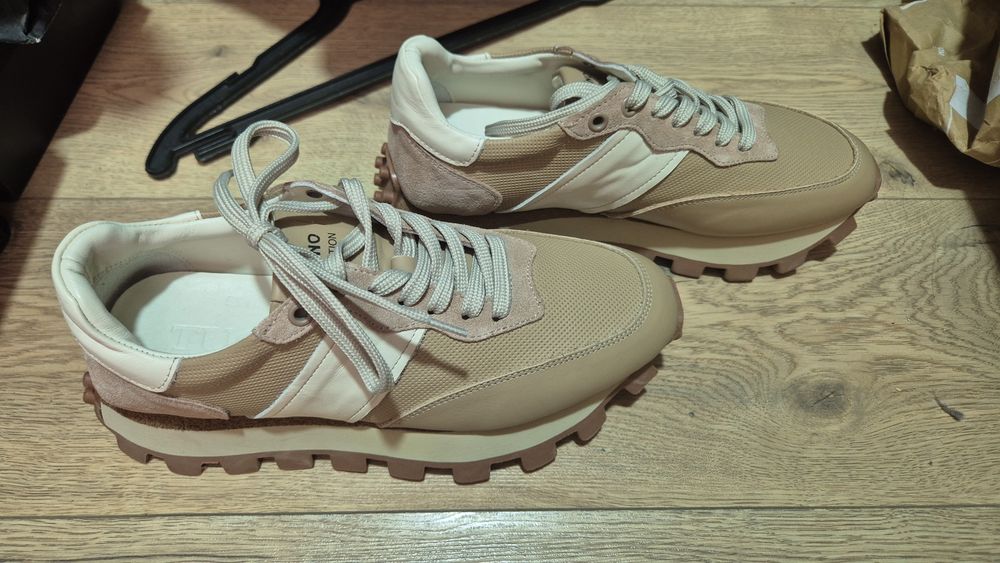 Продам кроссовки фирма Тучино