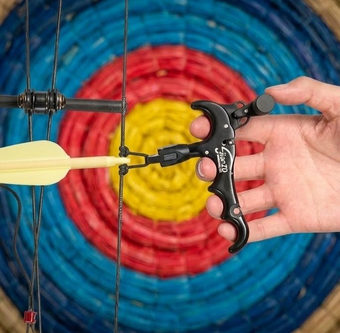 Declansator "thumb release" pentru arc compound