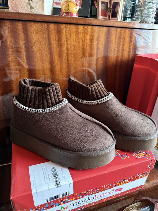 Кафяви ботушки, подобни на ugg