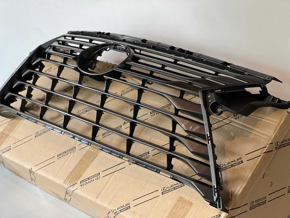 Решетка радиатора оригинал на Lexus RX 350