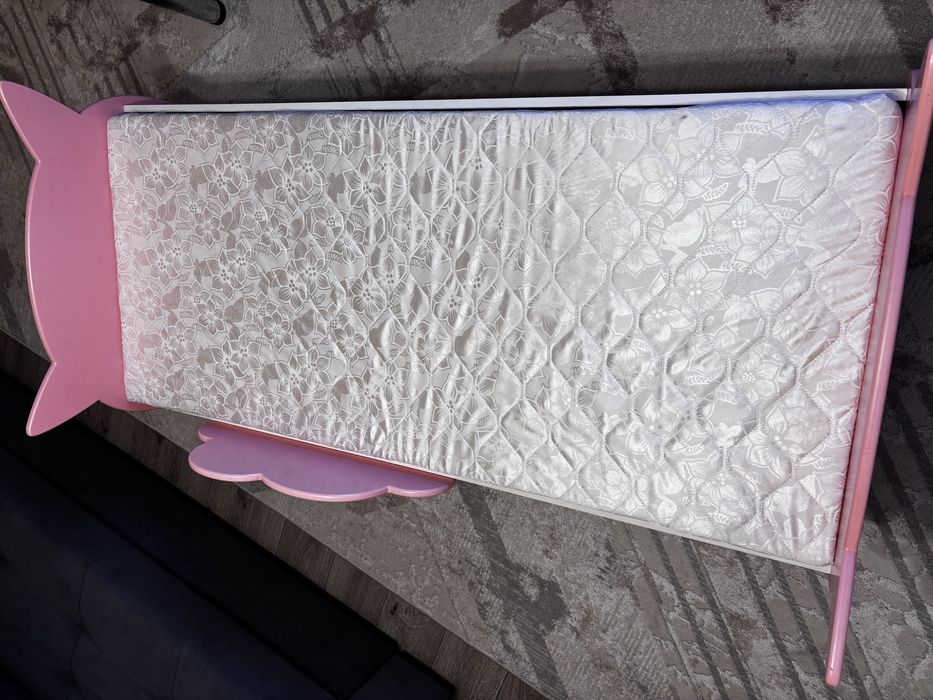 Продам кровать детскую с матрасом