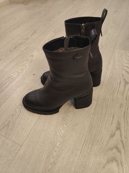 Продам женские ботинки