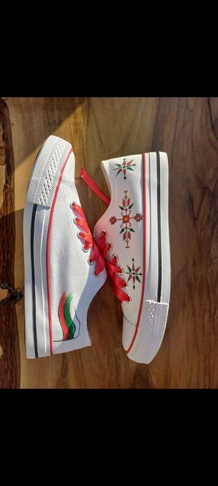 Ръчно рисувани кецове-българка