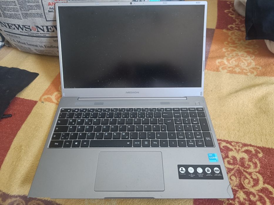 Lot 2 Laptopuri și 3 telefoane pentru piese