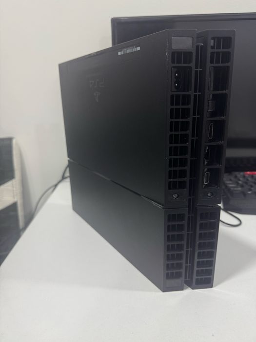 Ps4,2 controllere 10 jocuri