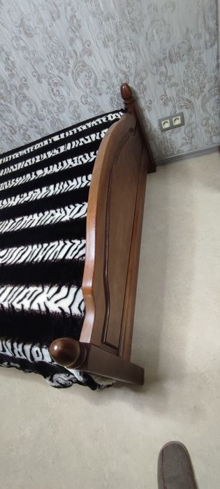 Кровать из массива дерева