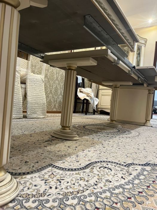 стол и стулья на 12 персон с сервантом