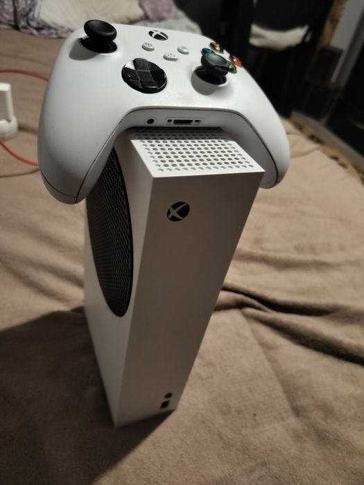 Xbox series s + controller series s Impecabil de vânzare 1000 lei  sau la schimb cu ceva telefon iPhone sau Samsung functional sau alt ceva