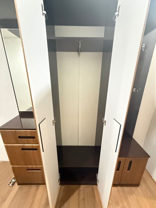 Продается шкаф в прихожую