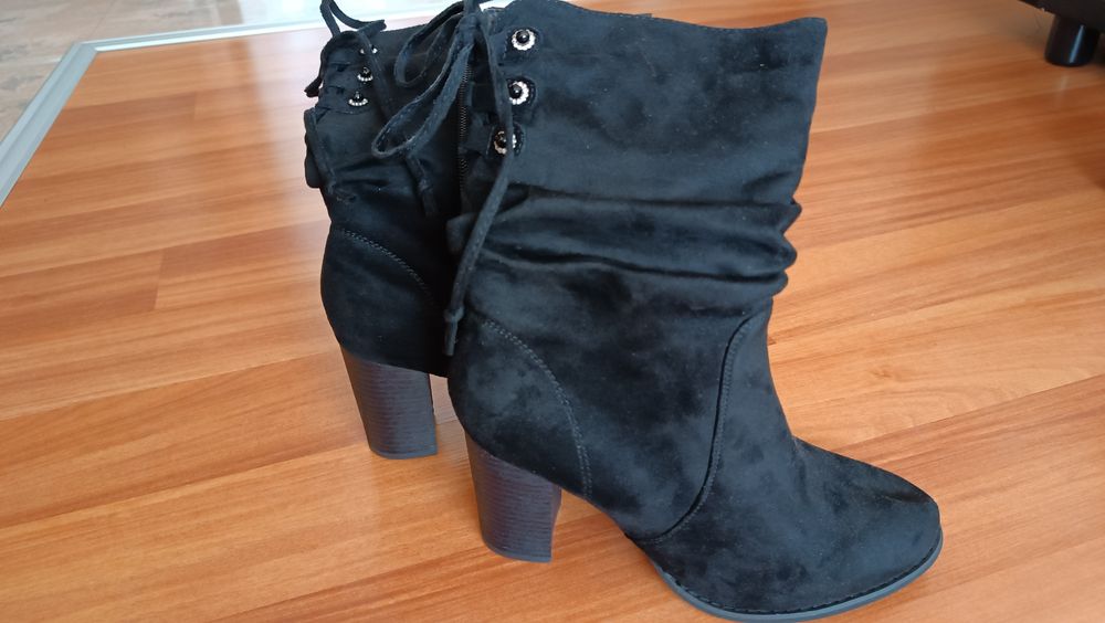 НОВИ!Дамски боти велурени