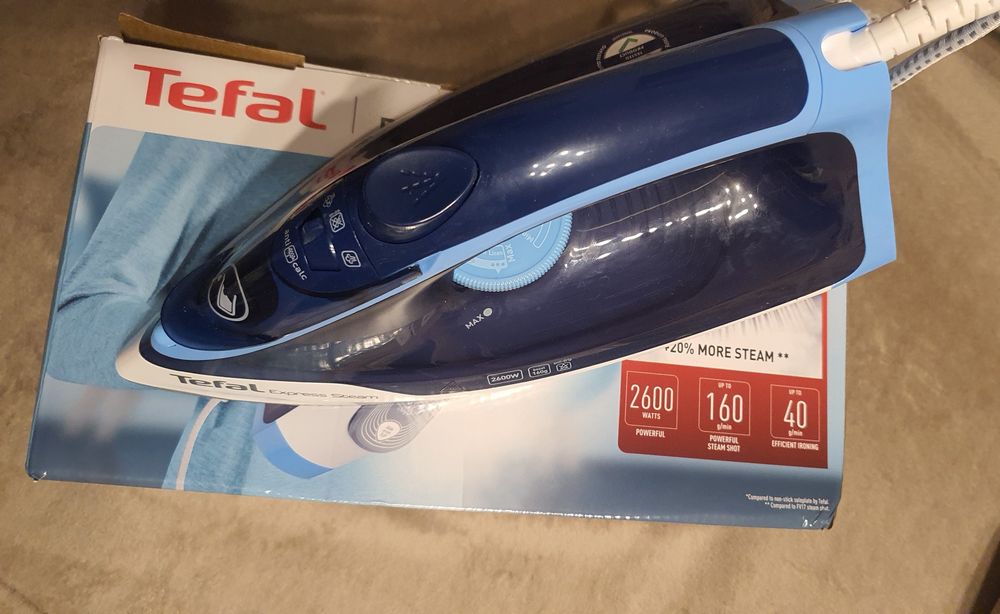 Fier de calcat cu aburi Tefal 2600 w