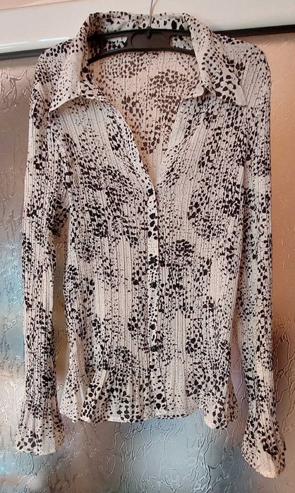 Bluza alba eleganta, cu imprimeu pe negru, maneca closata