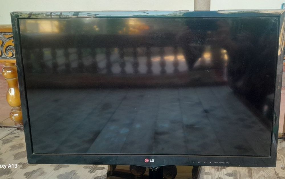 Televizor sotiladi.