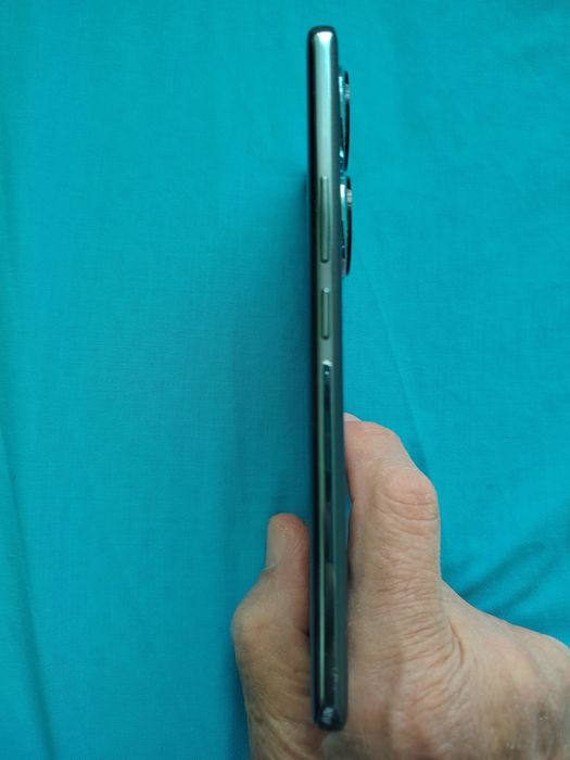 Продавам Honor 90