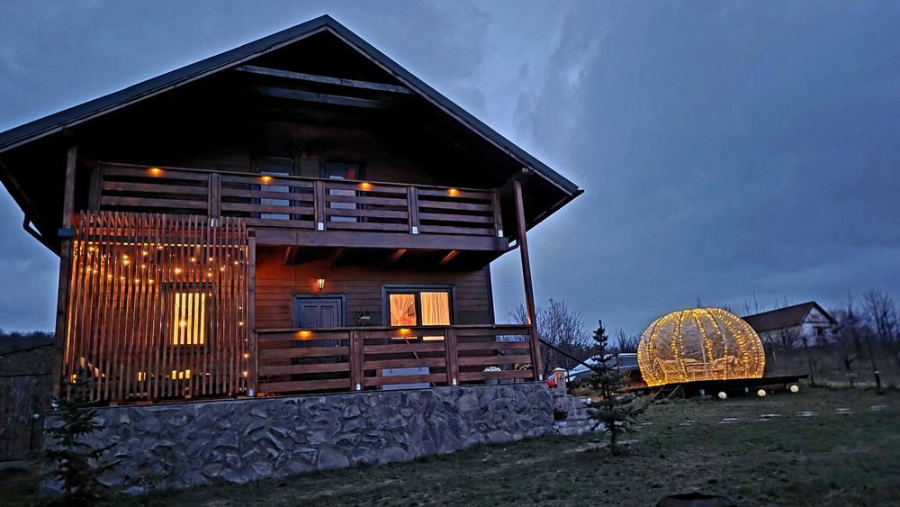 Casa/ cabana cu vedere superba la Lacul Padureni