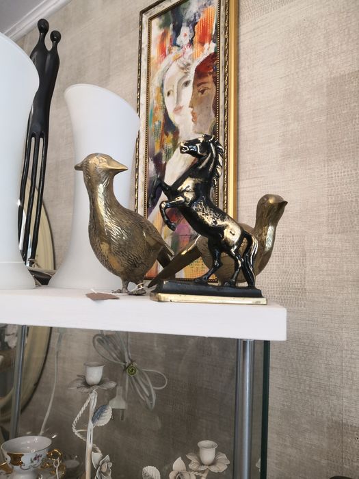 Фигури порцелан, месинг, дърво