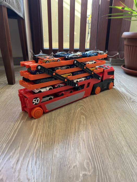 Hot Wheels комплект – камион + много коли