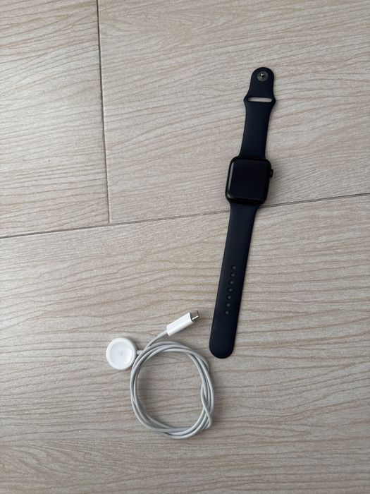 Apple watch SE в отлично състояние.