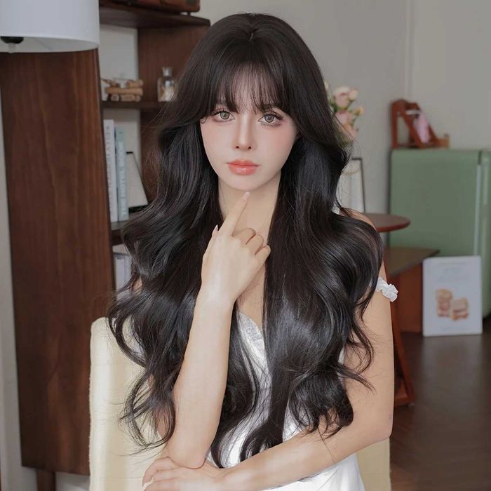 Натурално тъмно кафява чуплива перука на пластове с бретон