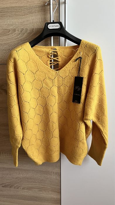 Продаю платья, кофты. Всё новое