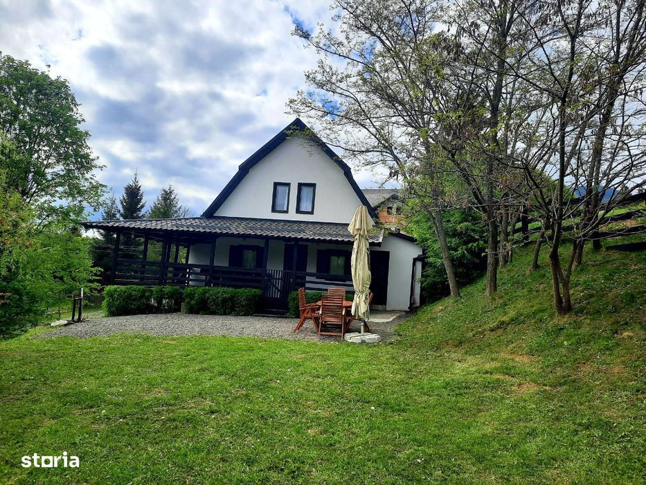 Cabana 120 mp, cu 9 arii teren, zona Colibita