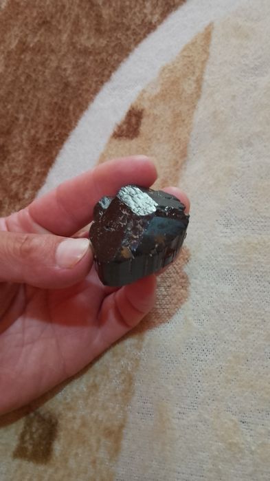 Vînd piatra brută turmalina neagra pt apsorbire  energie negativă