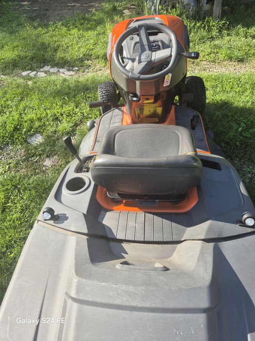 Se vinde tractoras de tuns iarba Husqvarna TC 142T, echipat cu motor Briggs&Stratton V- Twin (2 cilindri), 656 cm ,20 hp,