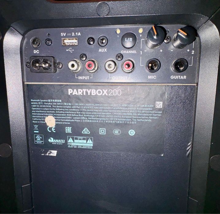 Vand 2 Boxe Jbl Party Box 200 folosite ocazional. Sunet puternic si foarte clar. Se inperecheaza intre ele si da un sunet sporit si puternic 240w buc