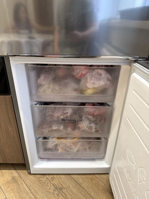 Продам Холодильник LG ThinQ.