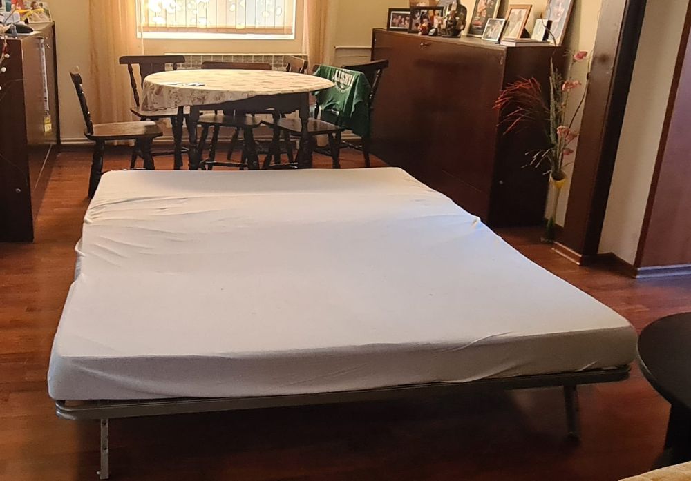 Разгъваем диван бежово