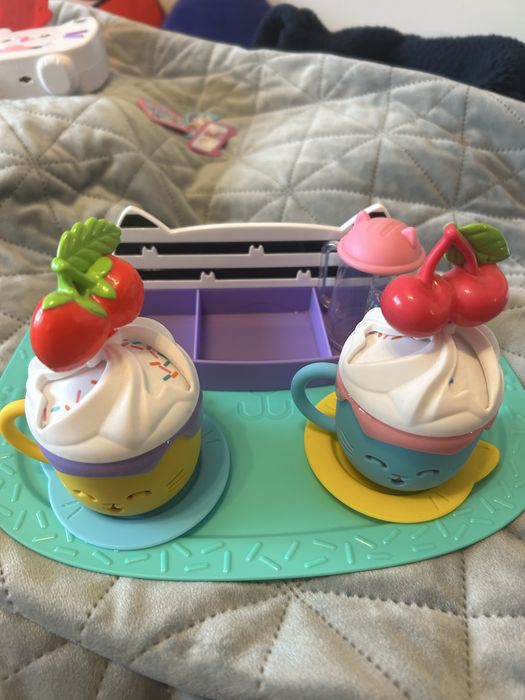 Vindem jucarii Gabby Doolhouse -set tava de service cu briose si ceai, set de 5 figurine si rucsac cu pasaport si telefon incluse in stare excelenta