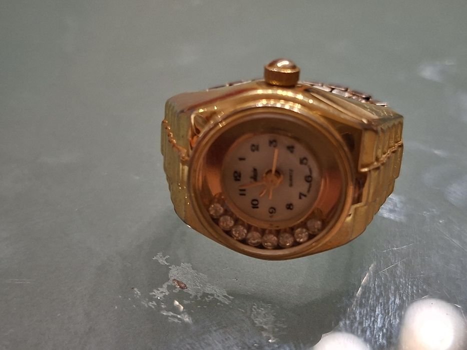 Продавам стар  женски часовник( пръстен)