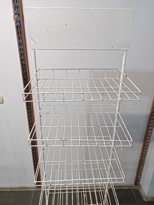 Метални стелажи за магазин