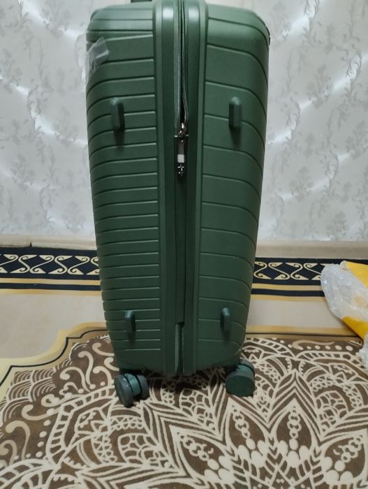 Чемодан изумрудный новый