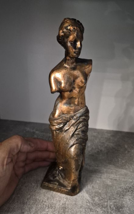 Statuetă decorativă Zeița Afrodita din antimoniu poleită cu cupru, înnălțime 24cm.